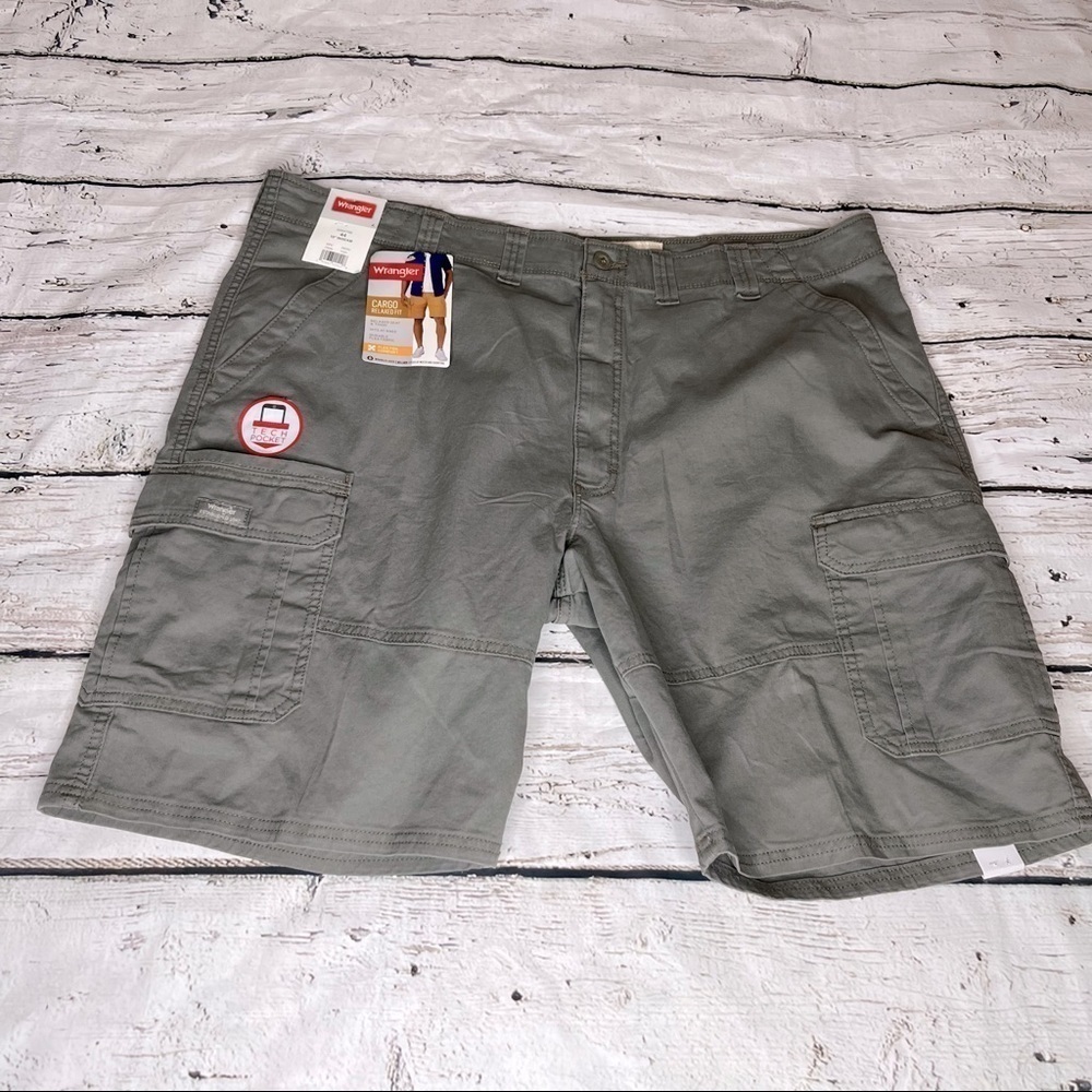 NWT Wrangler Cargo Relax Fit Shorts Size 44